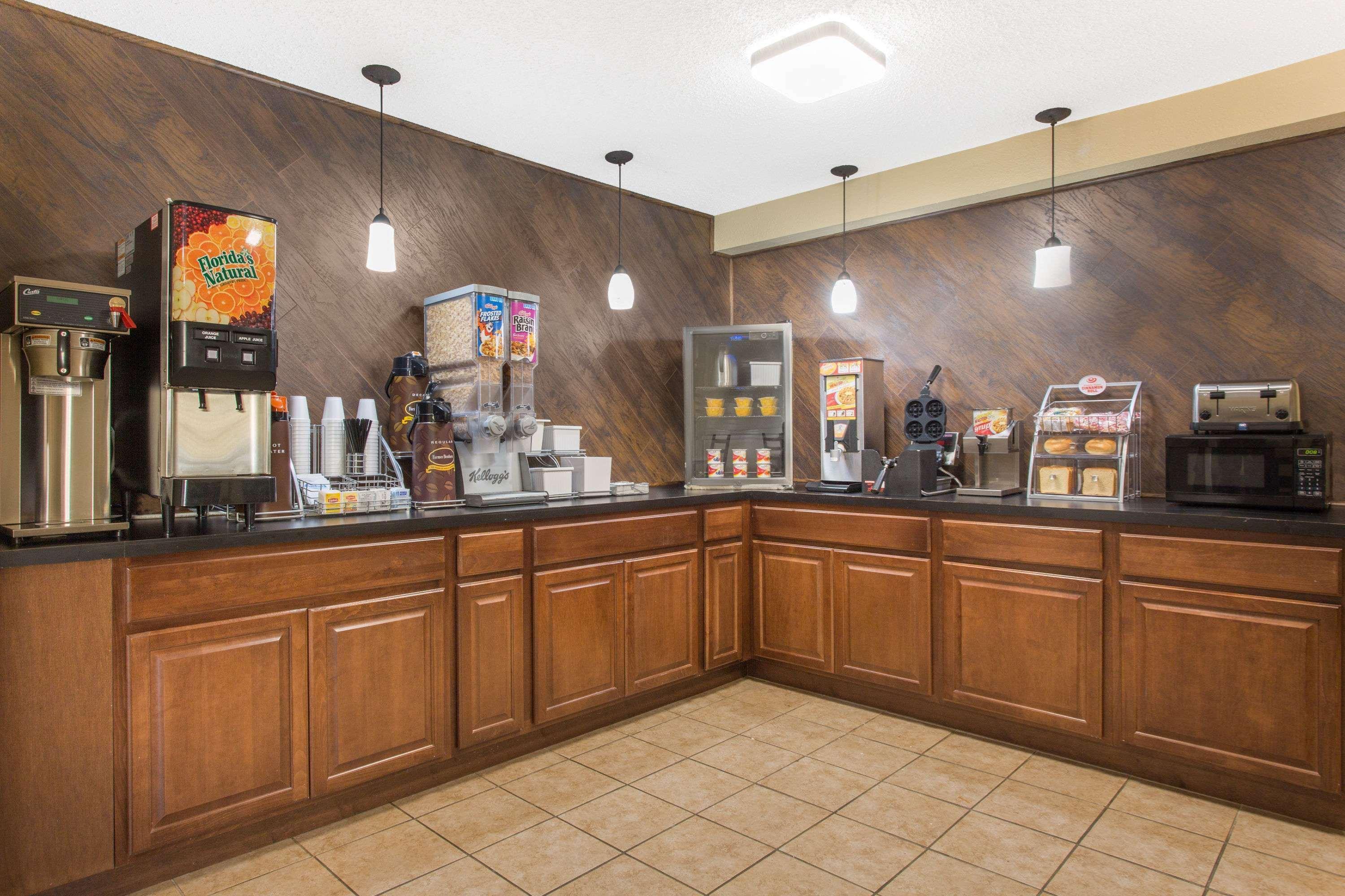 Super 8 By Wyndham Columbus Airport Hotel Exterior foto